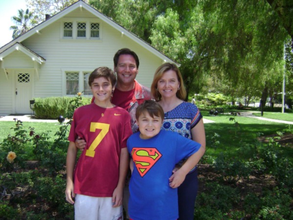 Kelli Saam with her husband and Sons. Image Source Twitter