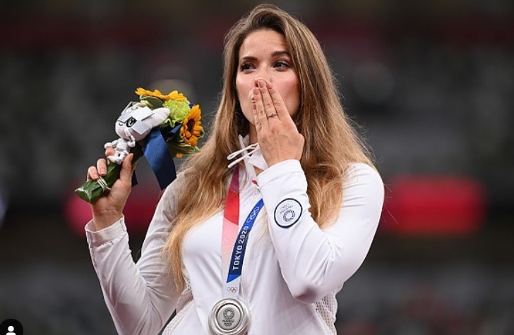 Maria Andrejczyk auctioned off her silver medal