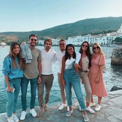 Julia Vigas and Thiago Alcantara with their friends. Source: Instagram