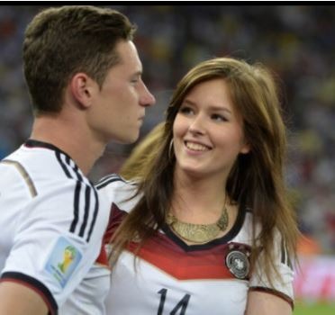 Lena Stiffel cheering up Julian Draxler after Wolfsburg lost a game. Source: Instagram