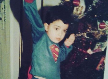 Foto de infancia de James Martines con vestido de Superman